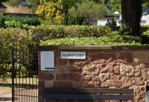 Schild am Friedhofseingang: "Friedhof Leider"